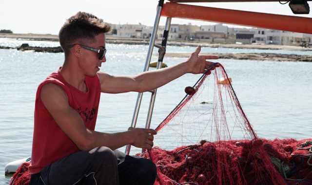 La storia del pugliese Dino, il pi giovane ''pescatore artigianale'' del Mediterraneo